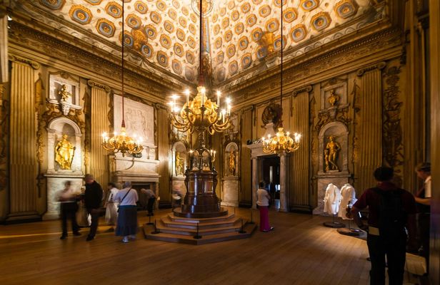 Kensington Palace Tour with Guard Change and Afternoon Tea