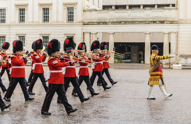Kensington Palace Tour with Guard Change and Afternoon Tea