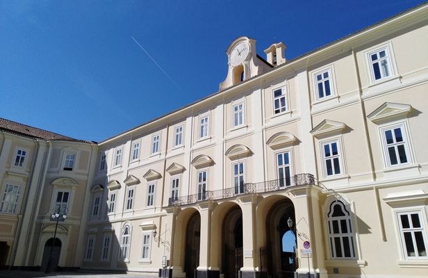 Royal Palace Guided Tour and Cooking Experience from Naples