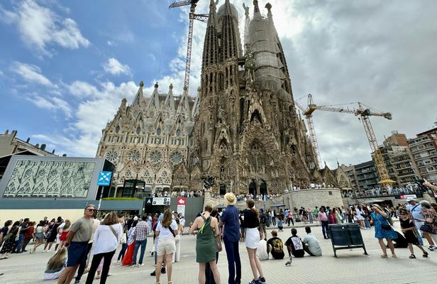 Sagrada Familia and Pedrera small-group tour with glass of cava