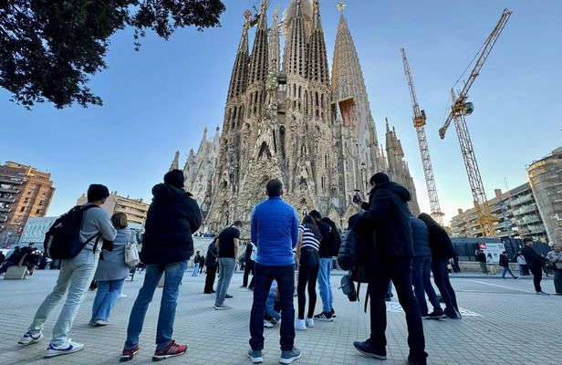 In-Depth Tour of Gaudí's Sagrada Família in a Small Group
