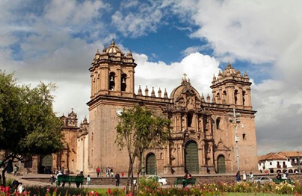 Half-day private Cusco city tour nearby archaeological and local market