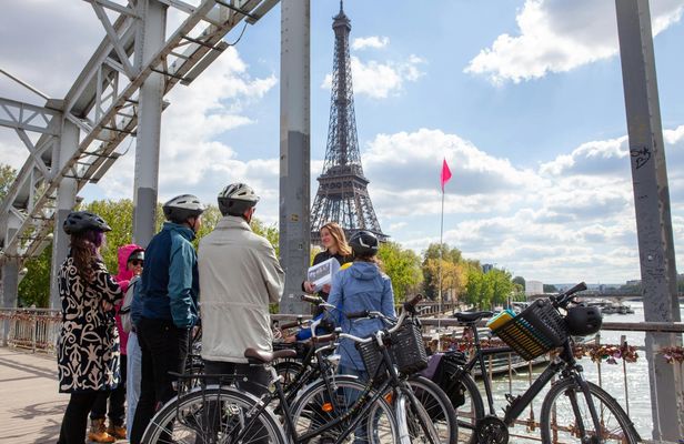 Guided bike tour along the Seine