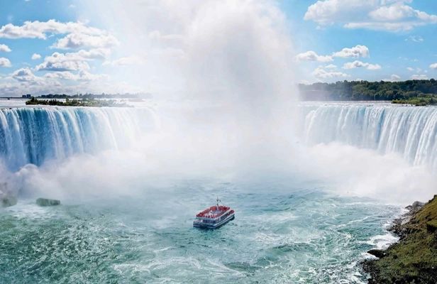 Niagara Falls Evening Tour with Boat, Dinner and Illumination Tower