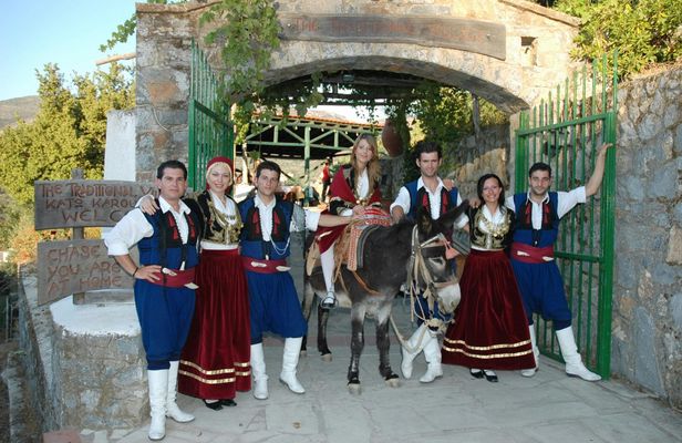 Cretan evening at Kato Karouzanos with dinner and live music