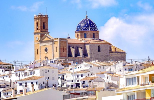 Full-day tour to Guadalest, Altea and Fuentes del Algar from Valencia