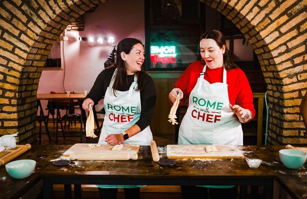Pasta and tiramisu cooking class in Rome with recipes e-book