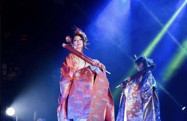 Traditional Japanese cuisine experience with live performance in Tokyo