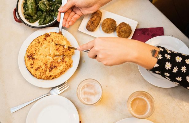 Barcelona Food Tour with Tapas & Drinks with a Local