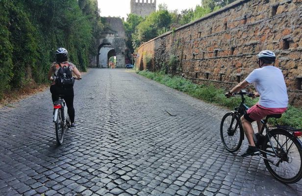 3-hour bike rental with Catacombs guided tour