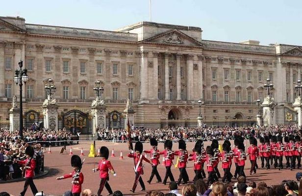 Changing of the Guard and Royal Palaces Private Tour