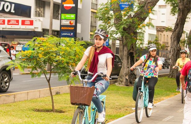 Lima bicycle tour with Pacific views and local food tastings