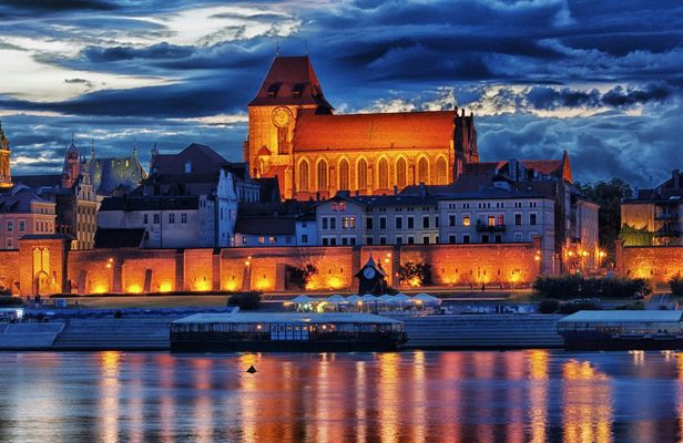 Guided tour of Toruń's medieval treasures and iconic landmarks