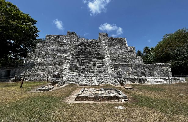 Mayan El Meco ruins guided tour in Cancun