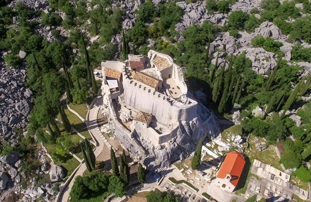 Konavle and Falcon Fortress half-day tour with lunch