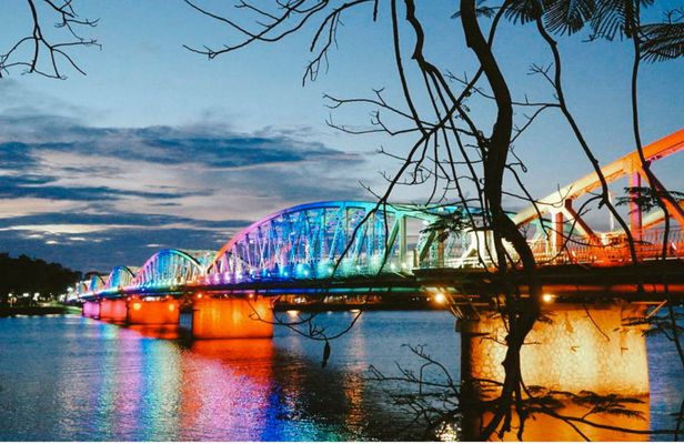Food tour in Hue by night