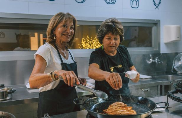 Paella cooking class with central market tour