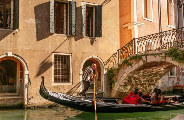 Short guided walking tour of Venice and shared gondola ride