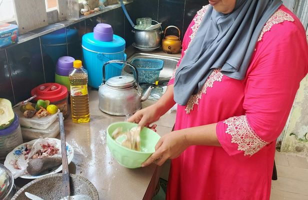 Food and culture tour with a local family in Praya