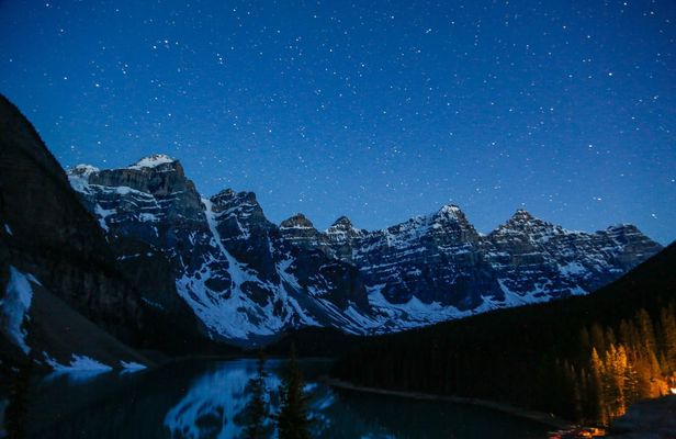 Sunset and stargazing tour at Moraine Lake
