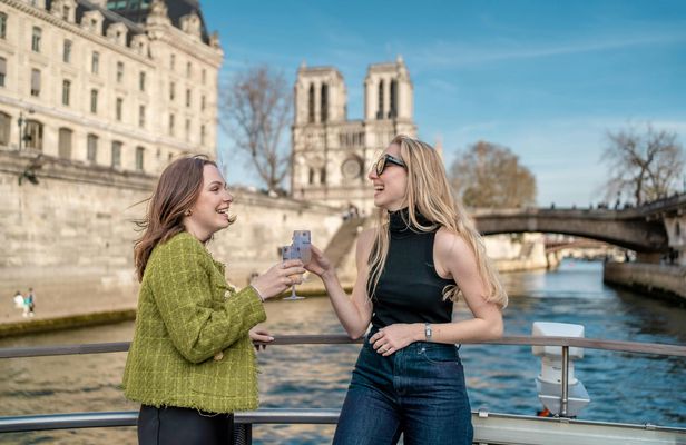 Sightseeing cruise with champagne from Notre-Dame de Paris