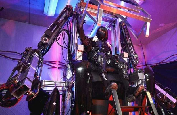 Giant robot piloting experience in Tokyo