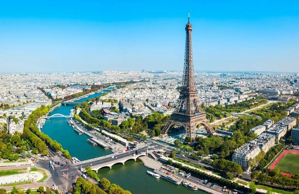 Small group tour of top Paris attractions with a local