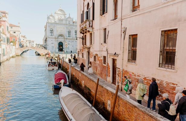 St. Mark's Basilica and Doge's Palace Guided Tour with Gondola Ride
