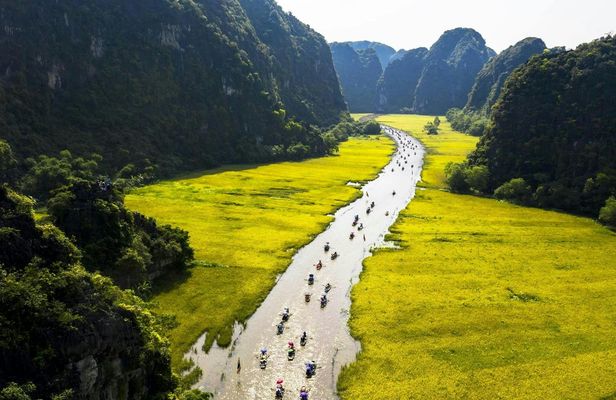 Full-day Hoa Lu and Tam Coc guided tour from Hanoi with lunch