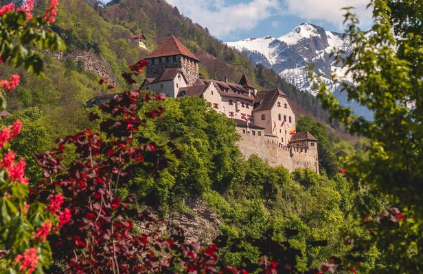 1-hour small group tour of Vaduz with a local