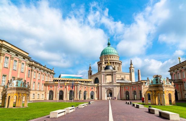 1-hour tour of Potsdam attractions with a local