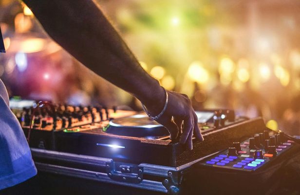 Scene SNEAK members only event in Zante