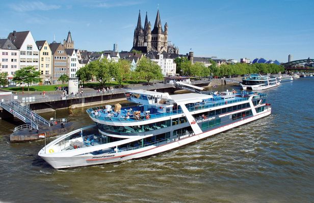 Panorama river boat cruise in Cologne