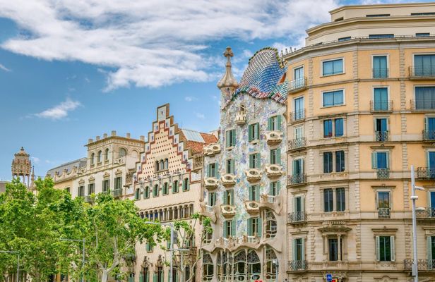 Guided tour to Barcelona's photogenic places with a local