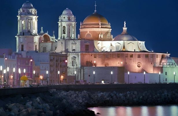 Guided tour of medieval Cadiz landmarks and history