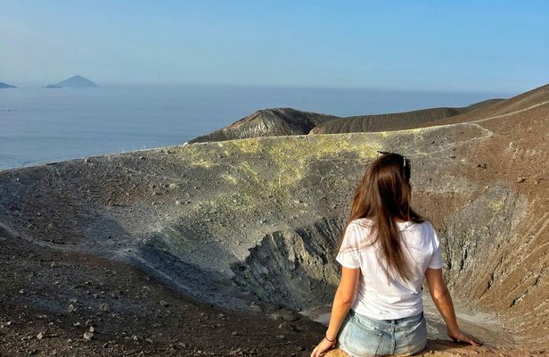 Guided hike to the great crater of Vulcano Island