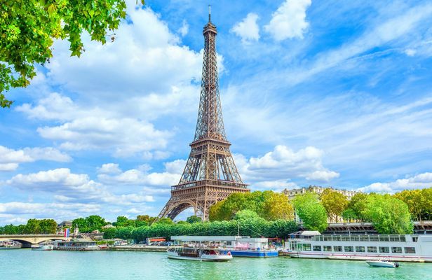 One-hour sightseeing cruise with lunch at Le Bistro Parisien