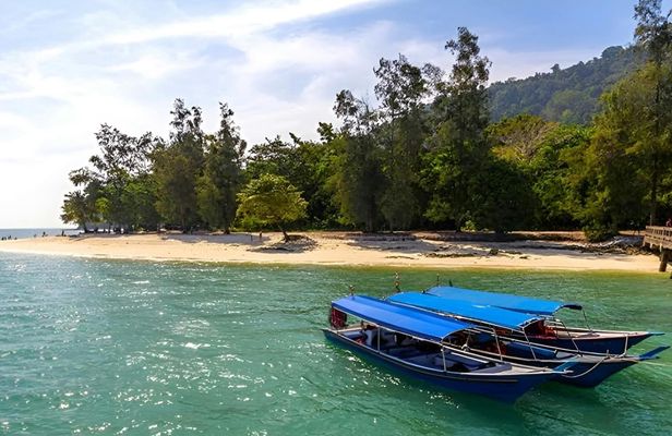Langkawi island-hopping tour with eagle feeding and lake visit