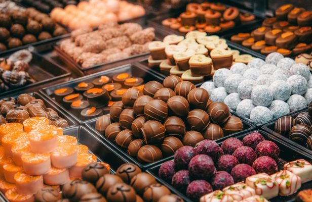 Zurich chocolate hunting tour with a local