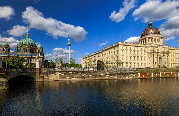 Historic Berlin Guided Walking Tour with Museum Island Pass