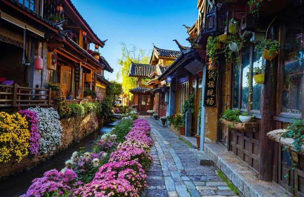 Customized private day tour of Lijiang city highlights with lunch