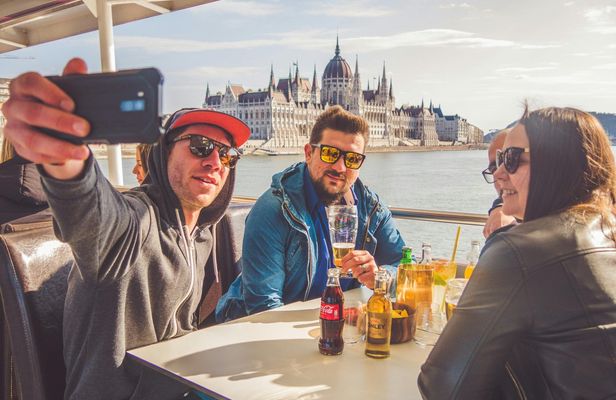 Budapest sightseeing tour with drink