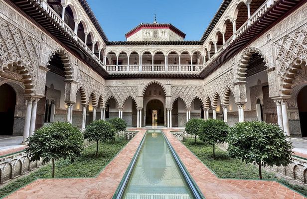 Royal Alcazar, Cathedral and Giralda small group tour