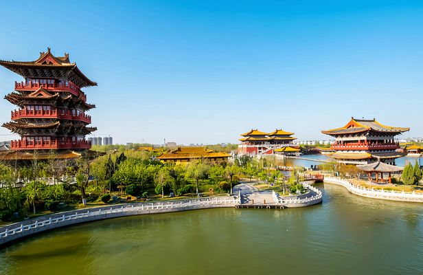 Guided tour through Kaifeng's historical landmarks