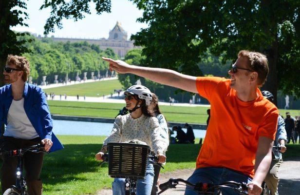 Versailles guided bike tour on a premium bike