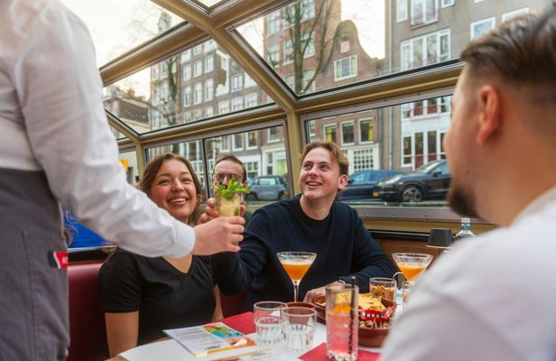 Evening cocktail cruise in Amsterdam