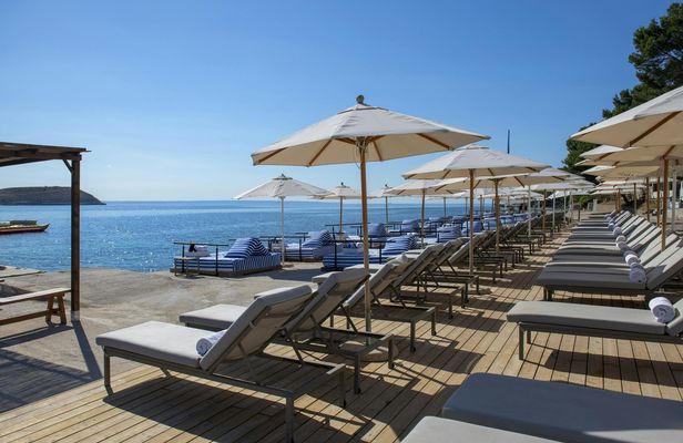 Mallorca beach bus experience with beach club entry