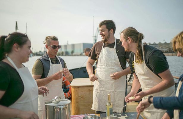 Gdańsk shipyard and port culinary cruise with pierogi tasting