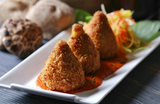 Wine and arancini tasting experience in Piazza Armerina