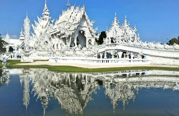 Private full-day tour to Chiang Rai with van and driver